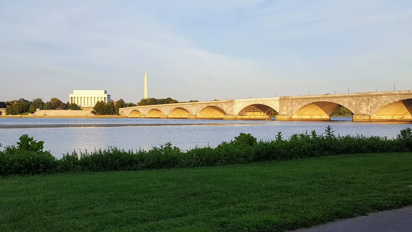 The Memorial Bridge and the Lincoln Memorial across the Potomac at dusk.